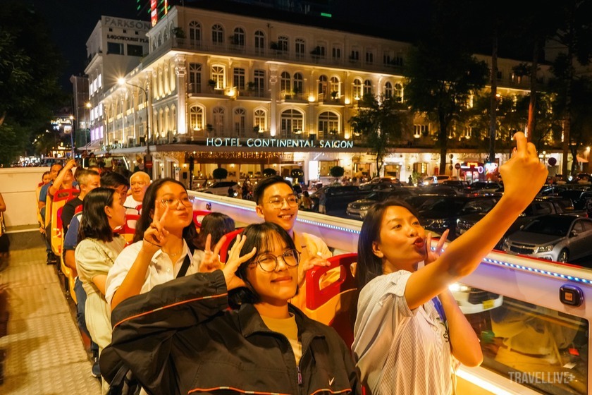 Du khách hào hứng trải nghiệm thành phố về đêm.