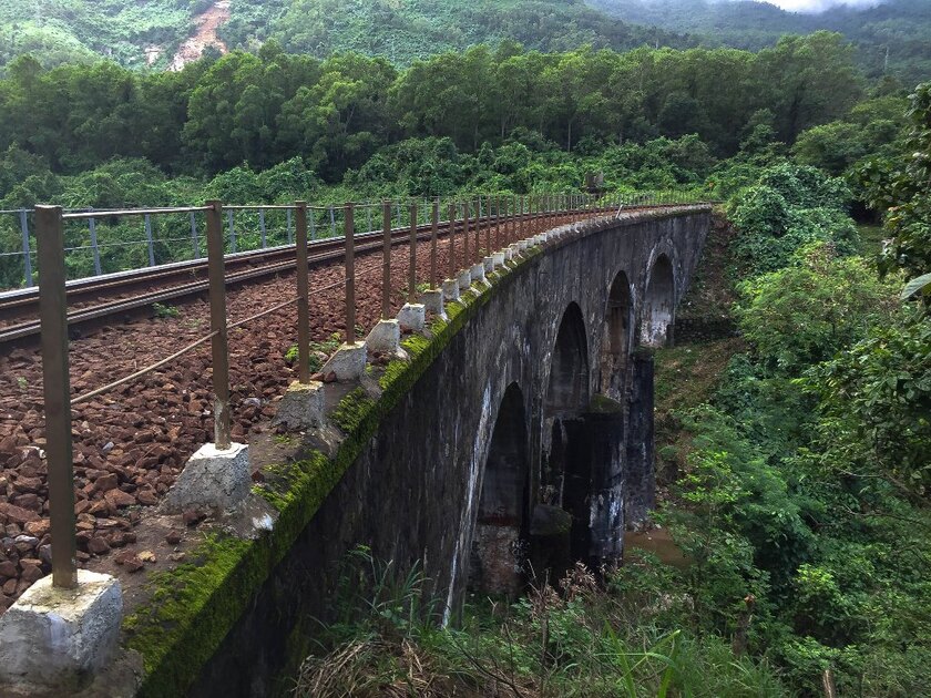 Đúng như tên gọi của nó, cầu vòm Đồn Cả có kiến trúc hình vòm độc đáo, được xây dựng chủ yếu bằng đá nằm dưới chân dãy Hải Vân hùng vĩ