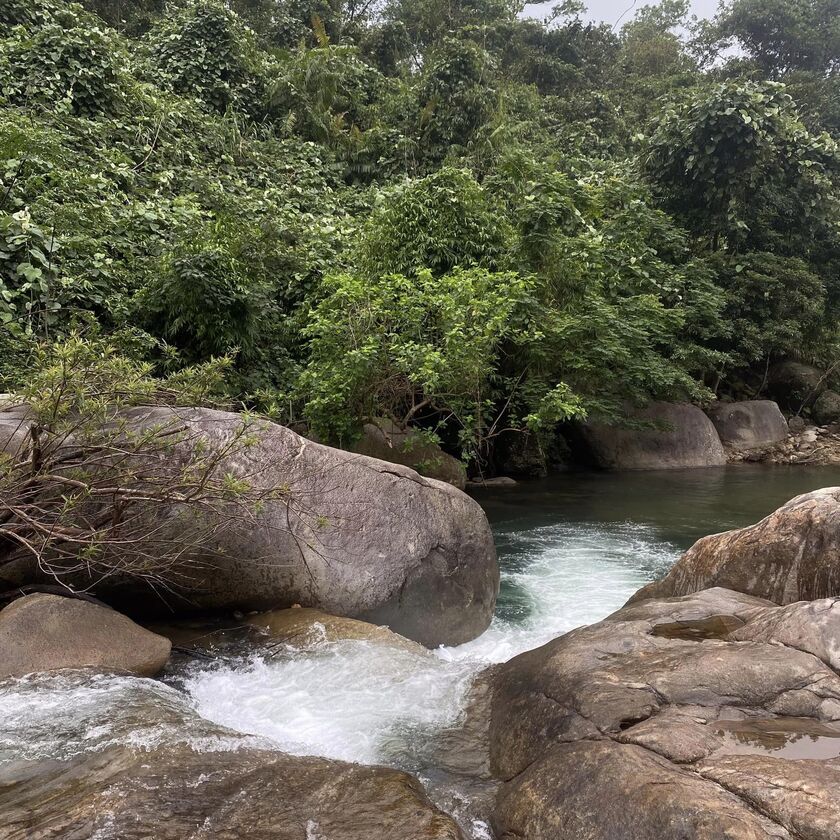 Với lối kiến trúc độc đáo cùng vẻ đẹp hoang sơ, yên bình của núi rừng nơi đây là điểm đến lý tưởng cho du khách