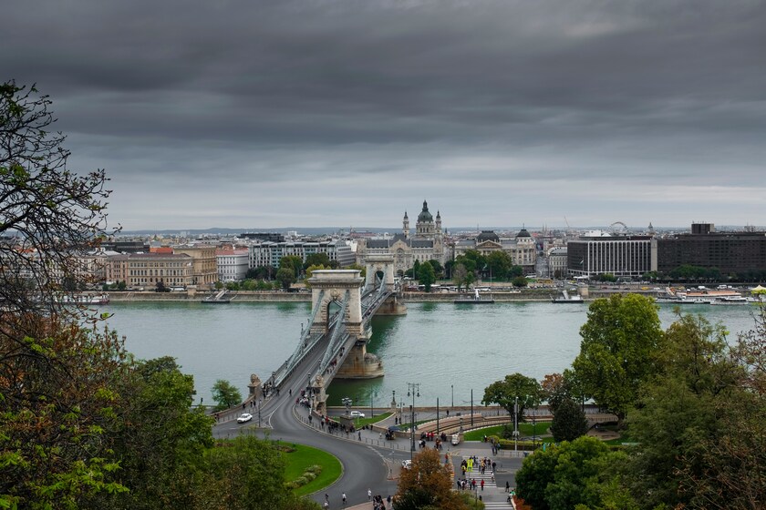 Cảnh quan hùng vĩ đôi bờ sông Danube.