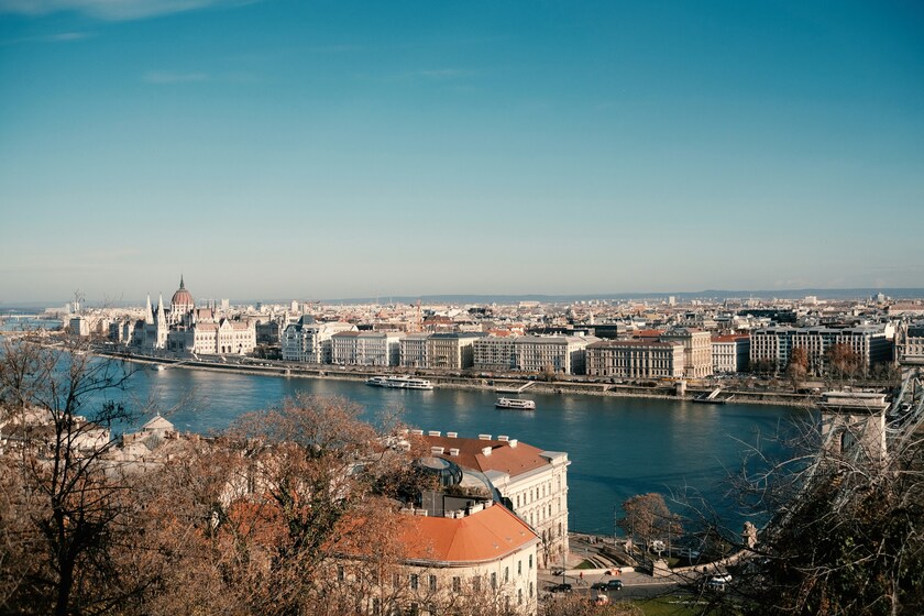 Sông Danube êm đềm chảy chảy qua hai nửa Đông - Tây của châu ÂU.