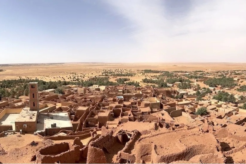 Màu đỏ của thành phố cũng là màu đỏ của sa mạc Sahara vĩ đại.