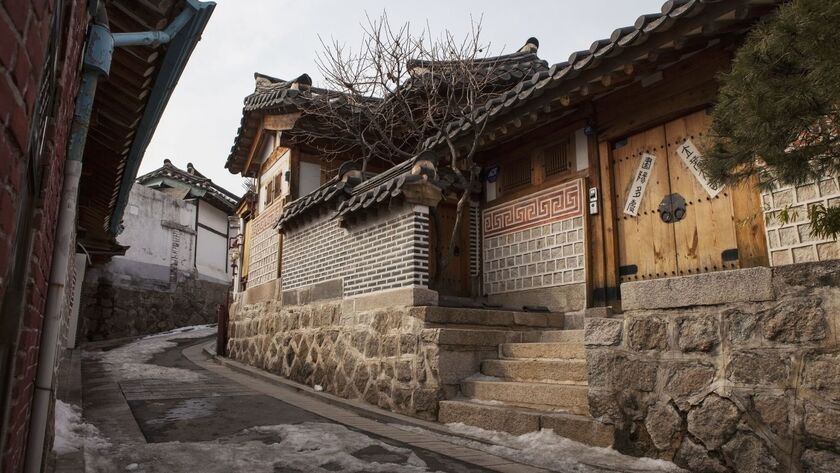 Làng Hanok Bukchon nổi tiếng với những ngôi nhà mang kiến trúc truyền thống của Hán Quốc.