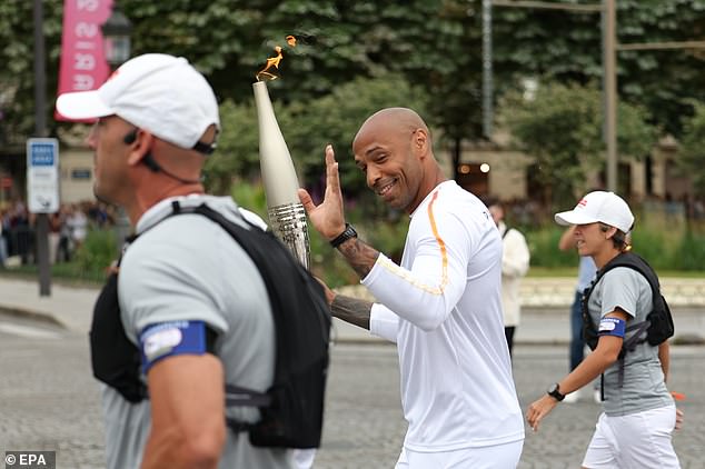 Huyền thoại Thierry Henry đã mang ngọn đuốc Olympic qua Paris