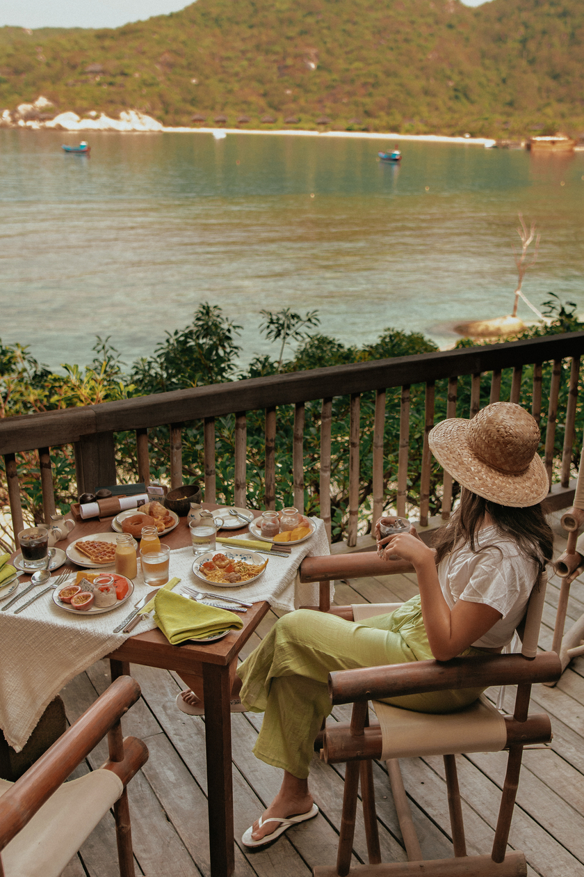 Nhà hàng chính Dining by the Bay và Dining by the Pool phục vụ đa dạng lựa chọn các món Á Âu và thuần chay