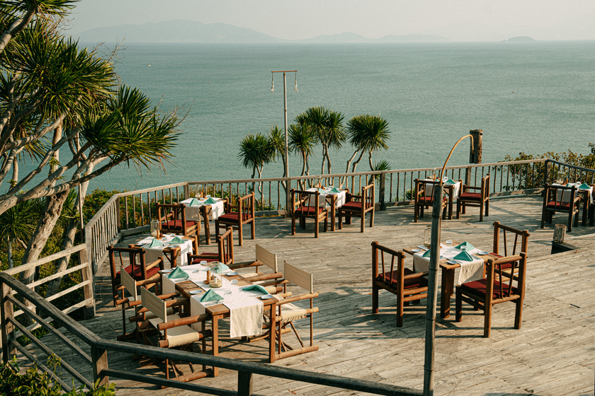 Tại Dining by the Rocks, chiêu đãi thực khách là những sáng tạo ẩm thực đặc sắc mang đậm phong cách Nikkei như gyoza nhân tôm hùm và ghẹ biển, gà nướng yakitori kiểu Peru hay món pudding mềm béo ăn kèm bánh mochi nướng dẻo thơm lừng