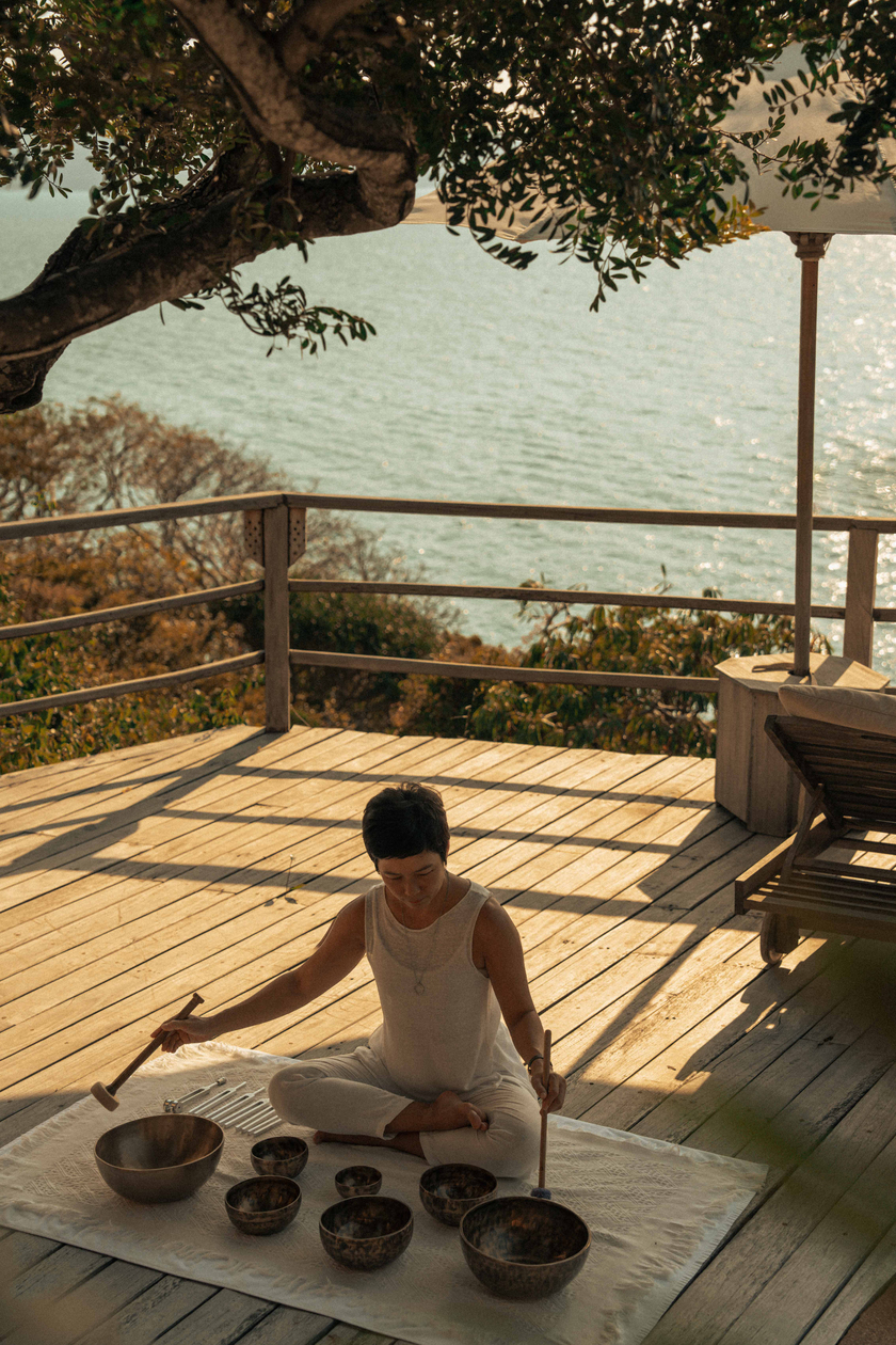 Six Senses Spa nổi tiếng với các lớp yoga và thiền chuông chuyên sâu, giúp chữa lành và tái tạo năng lượng