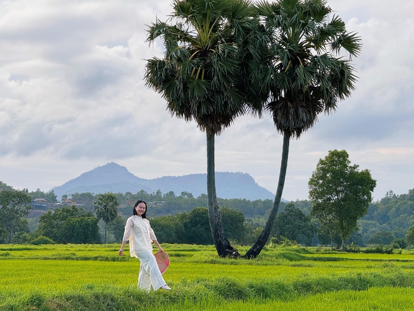 Hành trình 12 ngày rong ruổi qua hơn 1.900 km đưa Anh Túc đến với những cung đường đầy nắng gió với các địa danh nổi tiếng tại miền Tây Nam Bộ Việt Nam