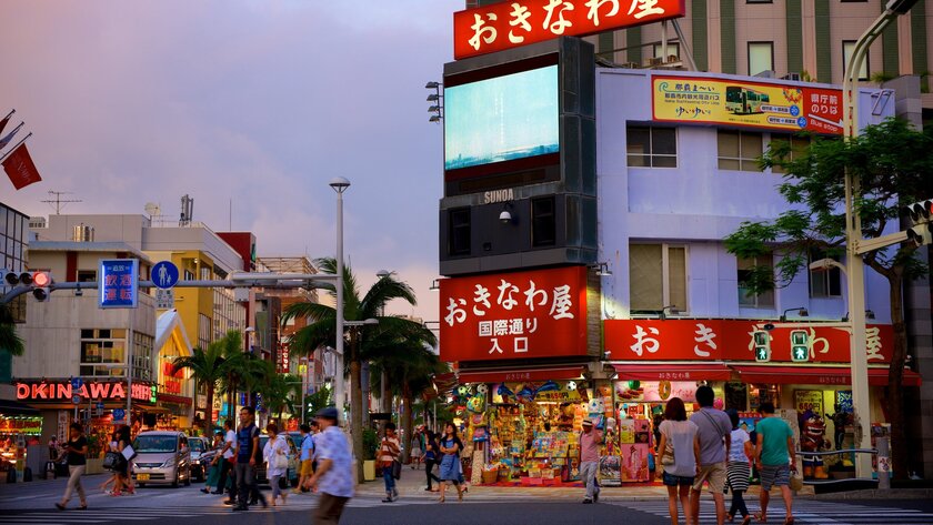 Trải dài 1,5 km, Kokusai Dori là một con phố nổi tiếng ở trung tâm thành phố Naha