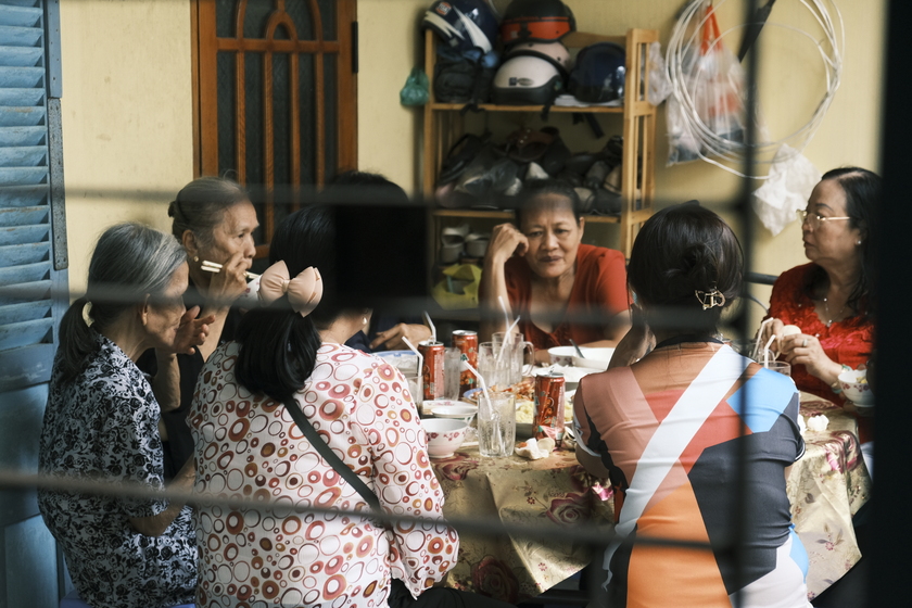 Những bữa cơm đầm ấm bên gia đình, chòm xóm như đã in sâu vào tâm thức của người dân xứ này.