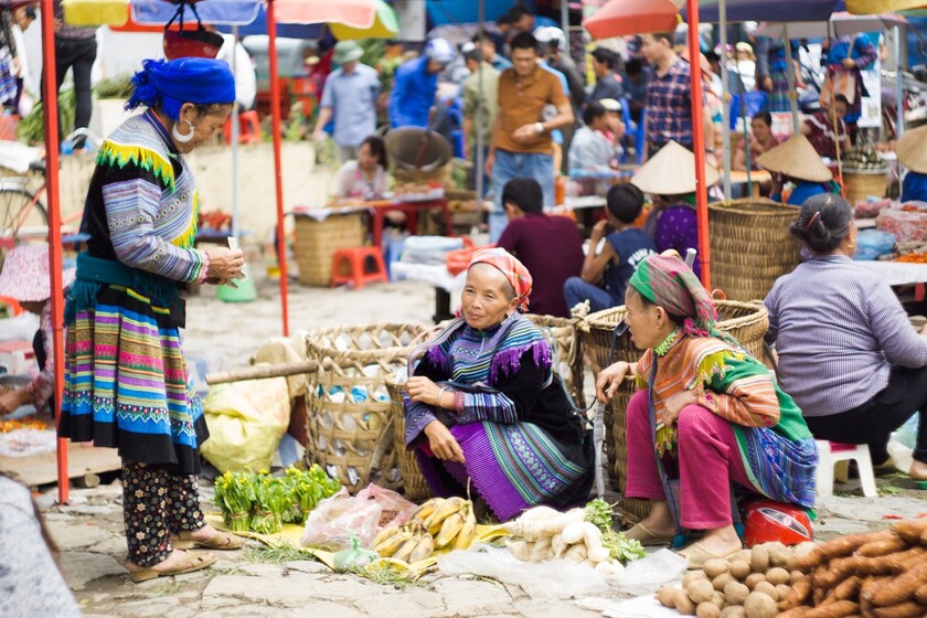 Đồng bào vùng cao trong hoạt động chợ phiên ở Sa Pa.