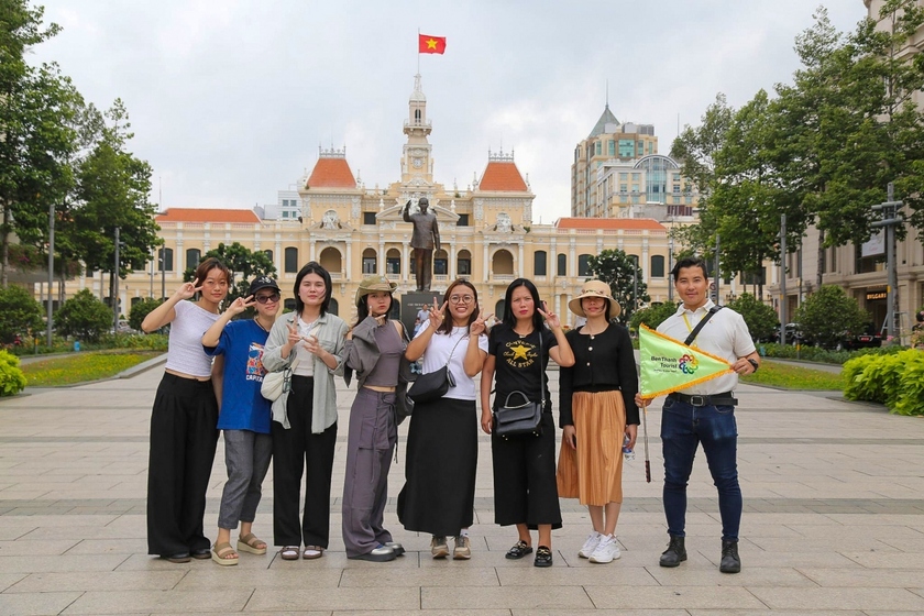 Tour đi bộ tham quan được tổ chức hàng ngày để phục vụ du khách.