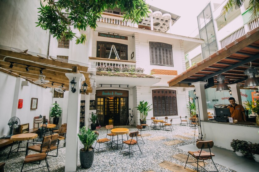 Tiny cafe thường ẩn mình trong những con ngõ nhỏ, tập trung vào không gian yên tĩnh.