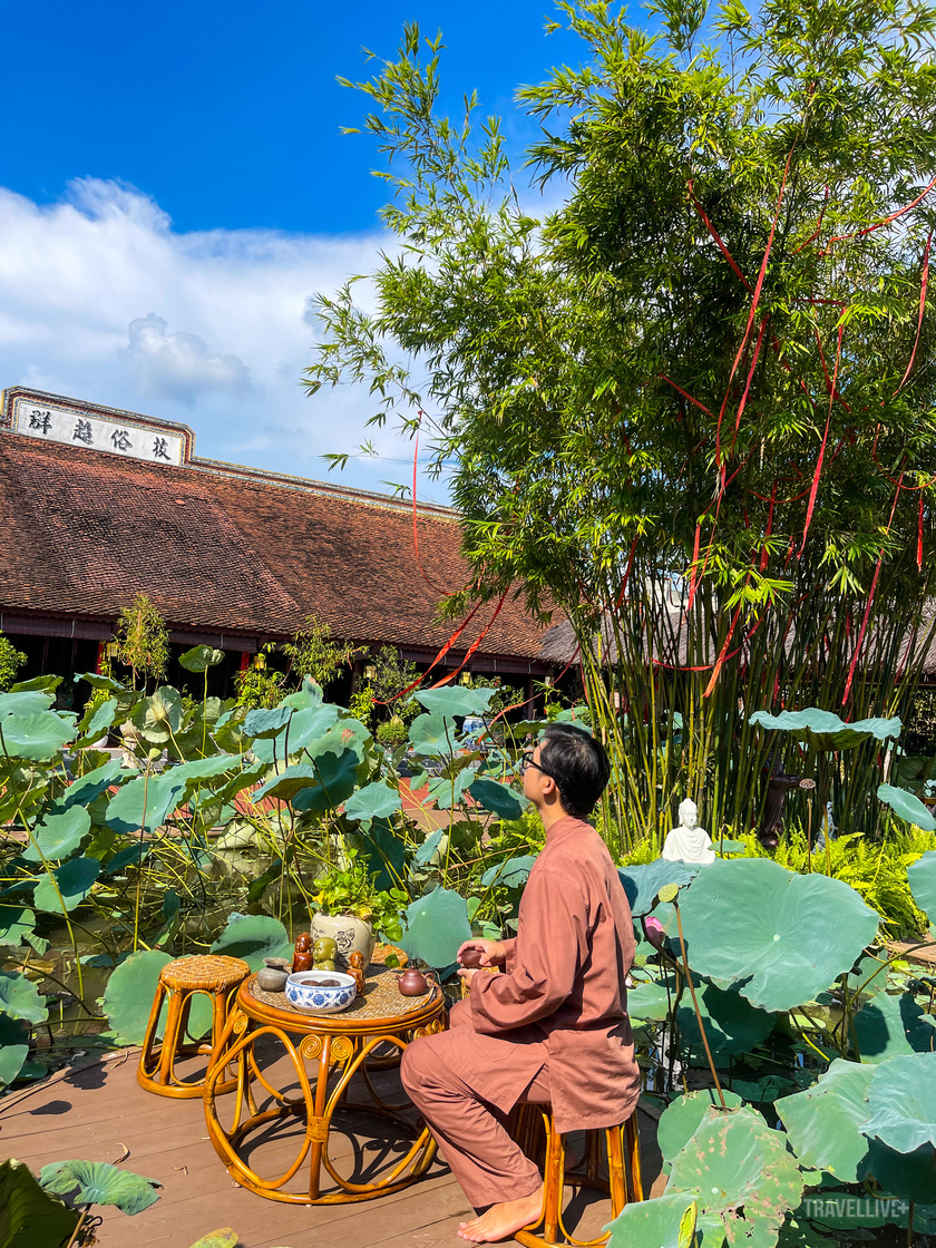 Với khung cảnh thơ mộng, mộc mạc, chùa thu hút nhiều du khách, quý Phật tử gần xa ghé thăm.