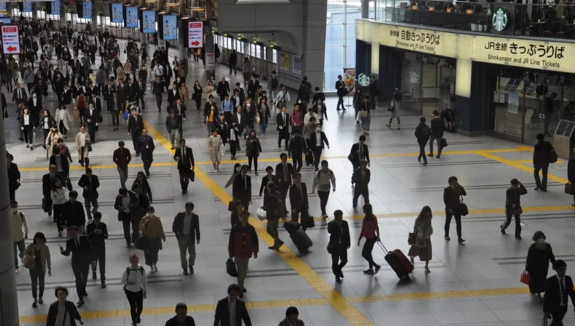 Shinagawa nằm trên tuyến Tokyo đến Kyoto/Osaka, cách ga Tokyo vài phút về phía nam