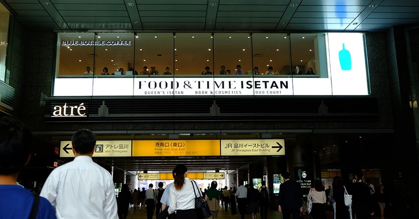 Quán cà phê này là Blue Bottle Coffee nằm ở tầng 3 của ga Shinagawa ở phía Nam Tokyo