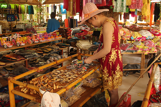 Sản phẩm lưu niệm gắn với đặc trưng vùng đất, con người là một trong những yếu tố quan trọng góp phần tăng sức hấp dẫn