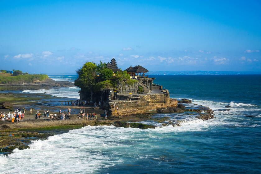 Trong hành trình chinh phục biển xanh của Bali, du khách có thể ghé thăm ngôi đền cổ Tanah Lot linh thiêng nơi đây.  