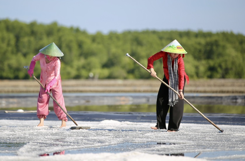 Du trải được trải nghiệm lao động ở làng nghề muối.