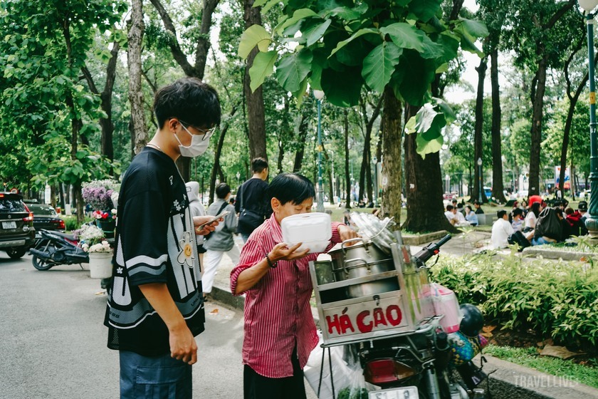 Xung quanh các địa điểm cà phê bệt cũng bán đa dạng đồ ăn sáng