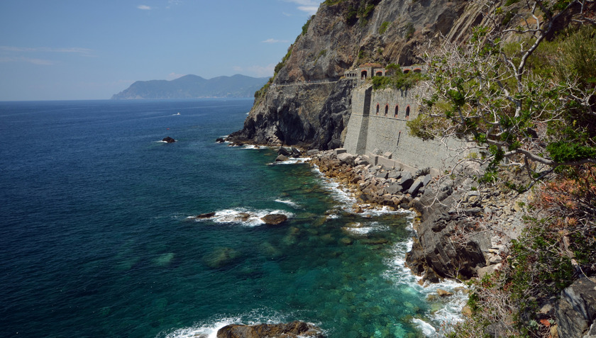 Dài 900m và hướng thẳng ra biển, Via dell'Amore nằm giữa các thị trấn nhỏ Riomaggiore, Manarola