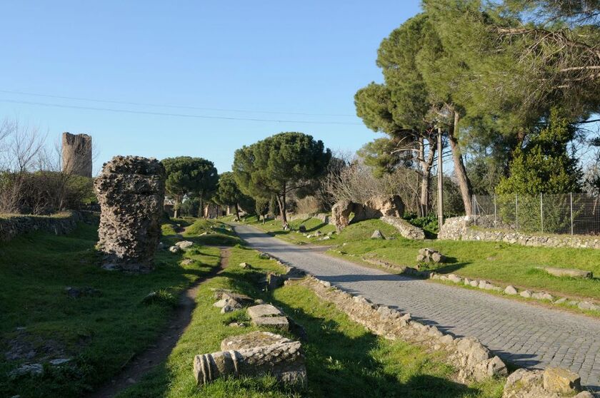 La Via Appia là điểm tham quan nổi bật thu hút du khách  với giá trị lịch sử và cảnh quan ấn tượng.