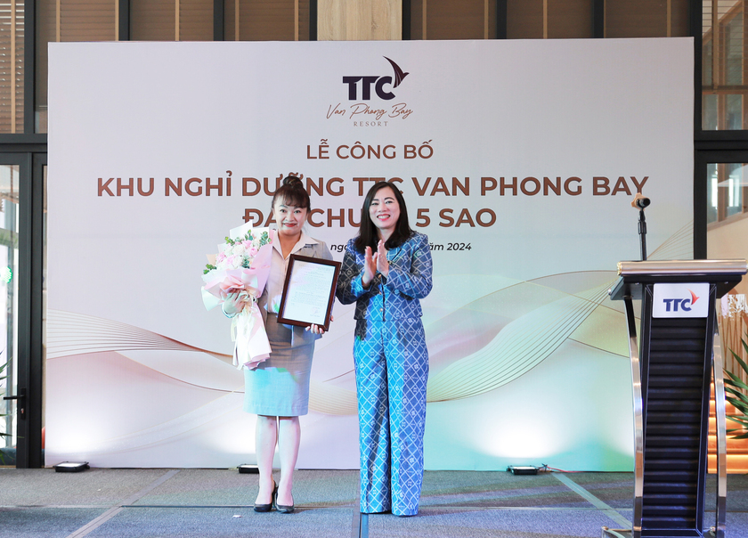 Bà Nguyễn Thị Lệ Thanh - Giám đốc Sở Du lịch Khánh Hòa trao hoa và quyết định chuẩn 5 sao cho TTC Van Phong Bay Resort