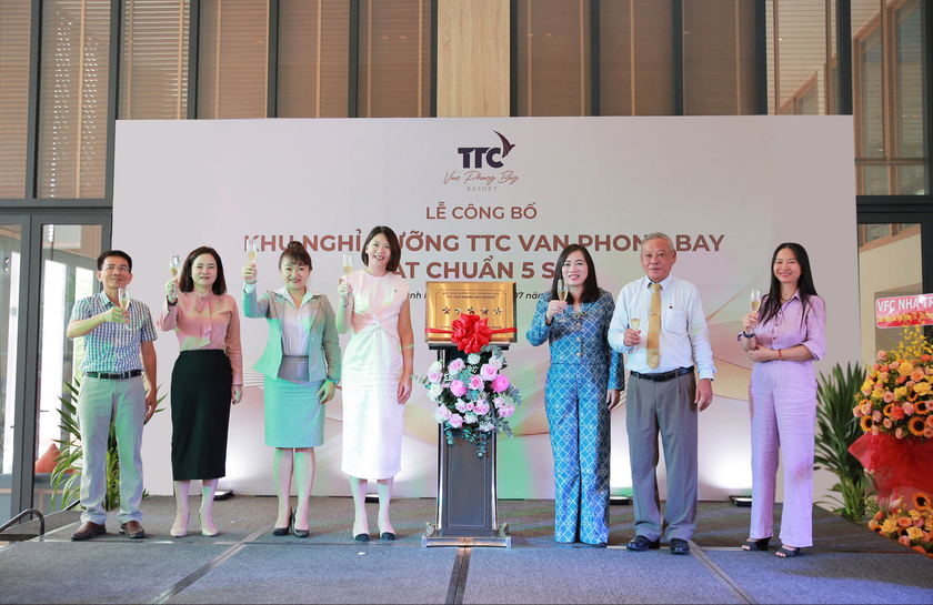 Đại diện các sở ngành, chính quyền địa phương chúc mừng TTC Van Phong Bay Resort được công nhận đạt chuẩn 5 sao