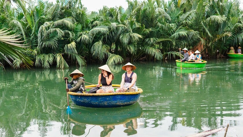 Rừng dừa Bảy Mẫu không chỉ hấp dẫn du khách Việt mà còn gợi sự tò mò cho du khách quốc tế bởi những chiếc thuyền thúng độc đáo