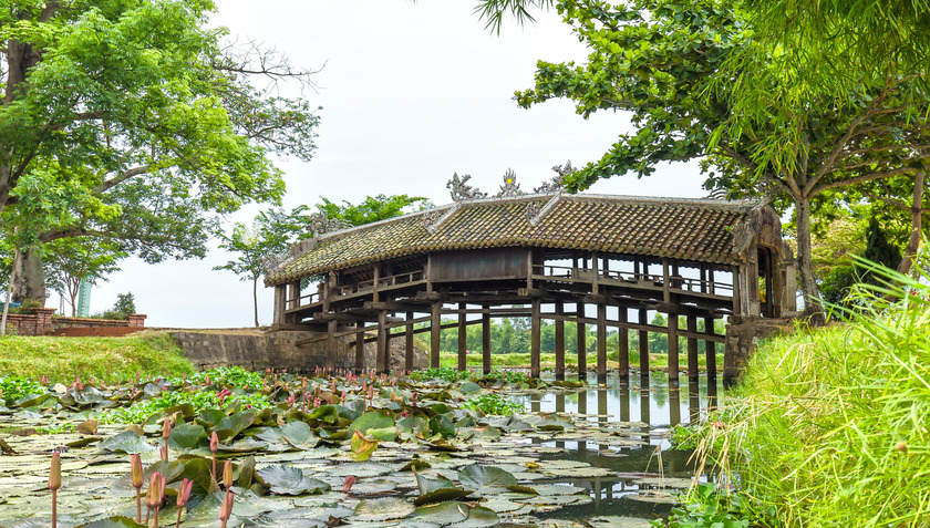 Lắng nghe giới thiệu về cầu ngói Thanh Toàn, du khách mới hiểu được rằng, cây cầu này được xây không chỉ hỗ trợ người dân đi lại thuận tiện