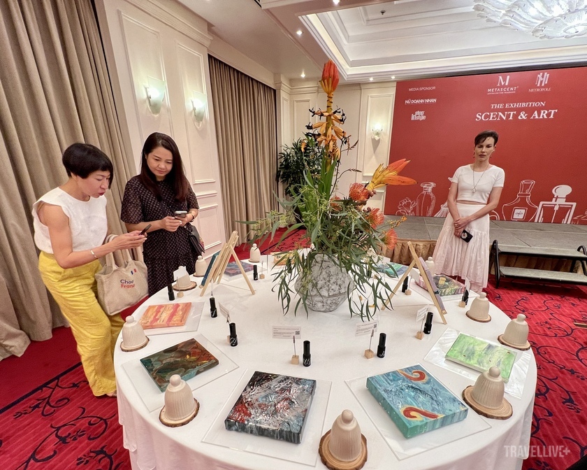 Khu vực đầu tiên trong Olfactory Odyssey Exhibition 2024 giới thiệu 15 bức tranh mùi hương và 15 tác phẩm nước hoa của và Perfumer, nghệ sỹ thị giác Nadia Vitlin