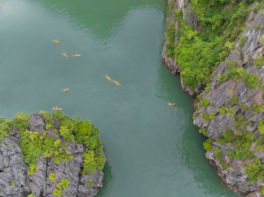 Du khách chèo Kayak tại khu vực Thiên Cảnh Sơn