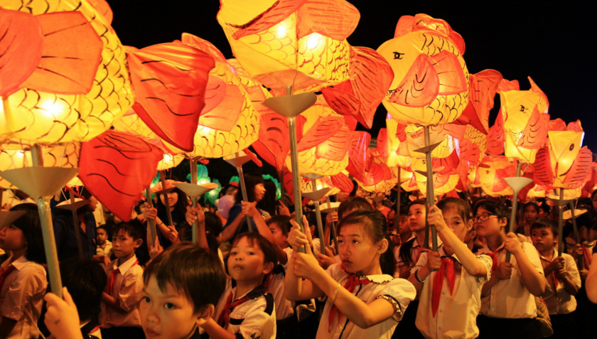 Trong ngày này, không chỉ có trẻ em mà cả gia đình cùng quây quần bên nhau, tạo dựng một không gian ấm cúng và tràn đầy yêu thương