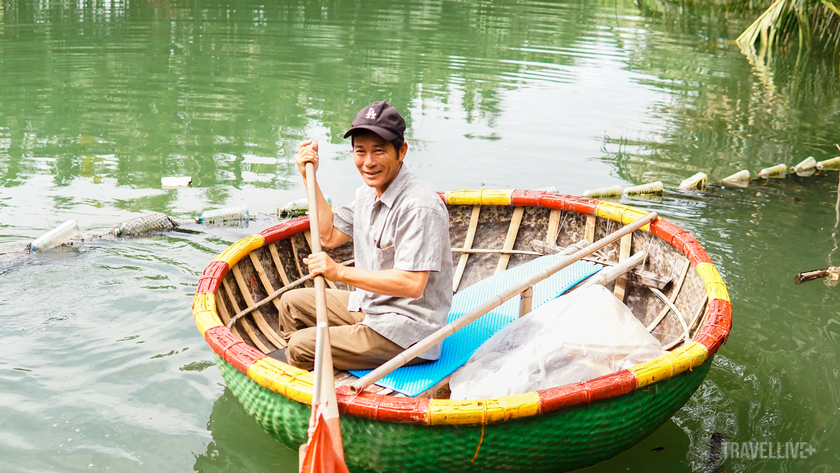 Ông Nguyễn Công (52 tuổi), người làm dịch vụ chèo thuyền thúng tại rừng dừa Bảy Mẫu đã 10 năm