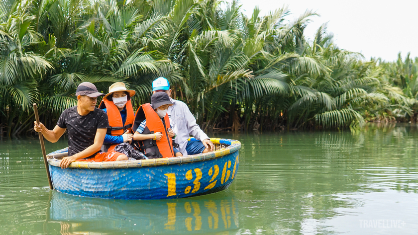 Giá vé thuê thuyền thúng dao động khoảng 120.000 VNĐ - 200.000 VNĐ/thuyền/2 người lớn, 1 trẻ em