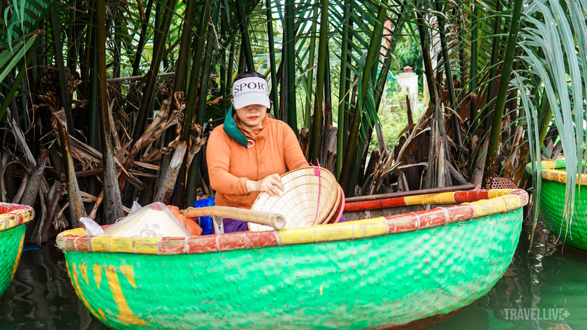 Người dân xứ dừa chuẩn bị nón che nắng cho du khách trước khi khởi hành