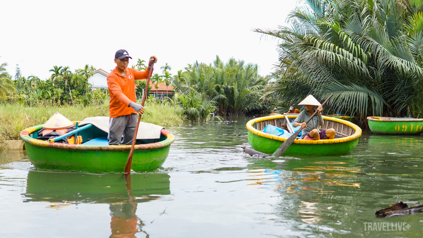 Hình ảnh người nghệ nhân ngồi trên chiếc thuyền thúng di chuyển mái chèo khiến con thuyền và dòng nước xung quanh chuyển động có thể sẽ khiến bạn nhớ mãi không quên