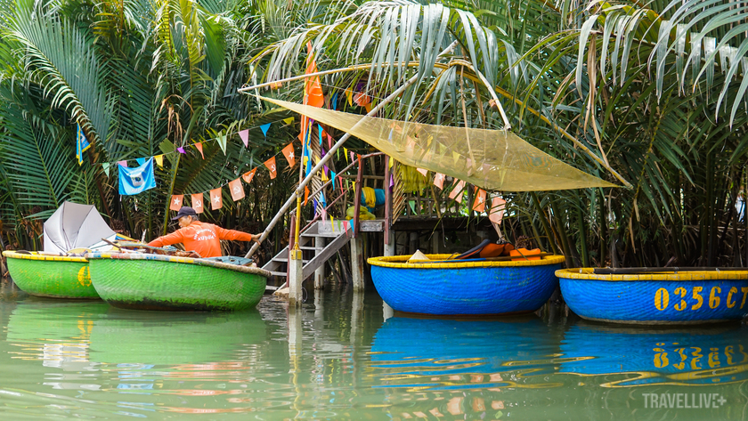 Đến đây, bạn sẽ có cảm giác như đang lạc vào một vùng quê sông nước miền Tây với những cánh đồng lúa xanh mướt, những con kênh nhỏ uốn lượn