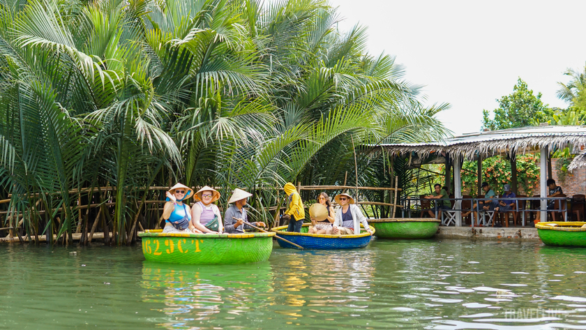 Du khách quốc tế hào hứng với không gian yên bình tại rừng dừa