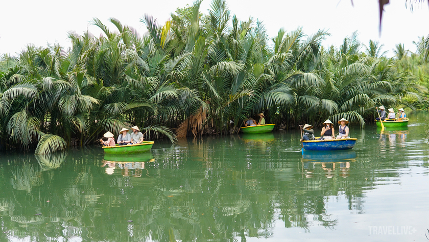 Các hoạt động vui chơi và trải nghiệm của bạn ở rừng dừa Bảy Mẫu diễn ra hầu hết ở trên thuyền thúng và dưới nước, bạn nên mặc trang phục thoải mái