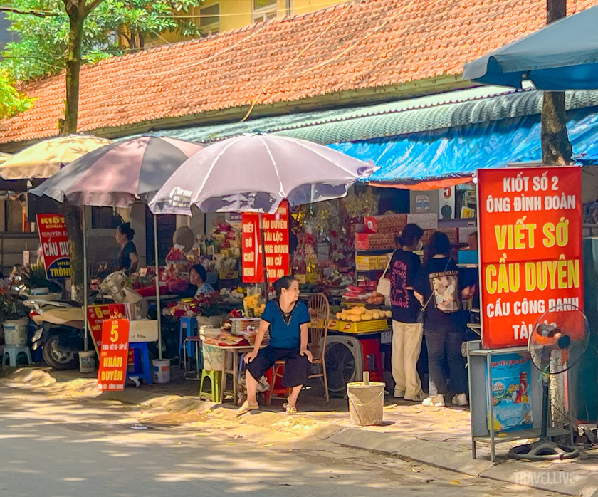 Dọc con ngõ nhỏ dẫn vào chùa Hà, không khí tấp nập bao trùm