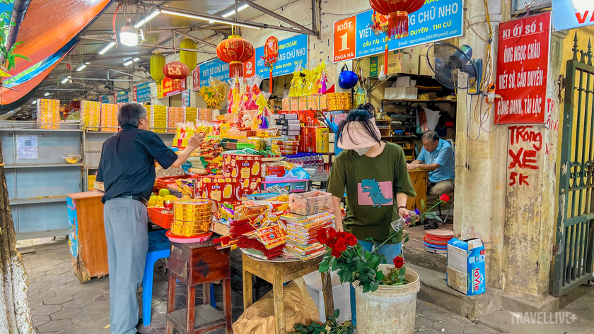 Hai bên đường, những mâm lễ được bày biện đẹp mắt, đầy đủ các vật phẩm cúng bái