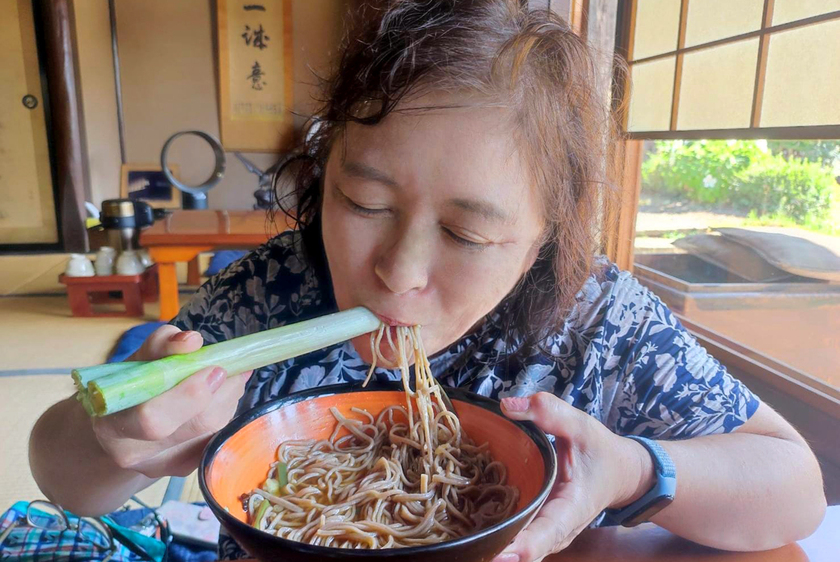 Để ăn mì negi-soba đúng điệu, thực khách phải dùng một cọng hành lớn