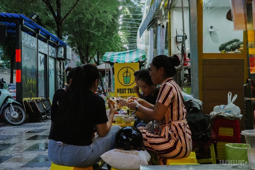 Giờ tan tầm, tụ họp cùng nhóm bạn bên món ăn thân thuộc.