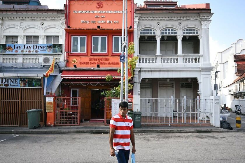 Những căn shophouse màu đỏ và trắng nằm dọc theo đường Cuff ở tiểu khu Little India. Người đi đường cũng ăn mặc tone trắng đỏ đồng bộ với quốc kỳ. Ảnh: Shintaro Tay.