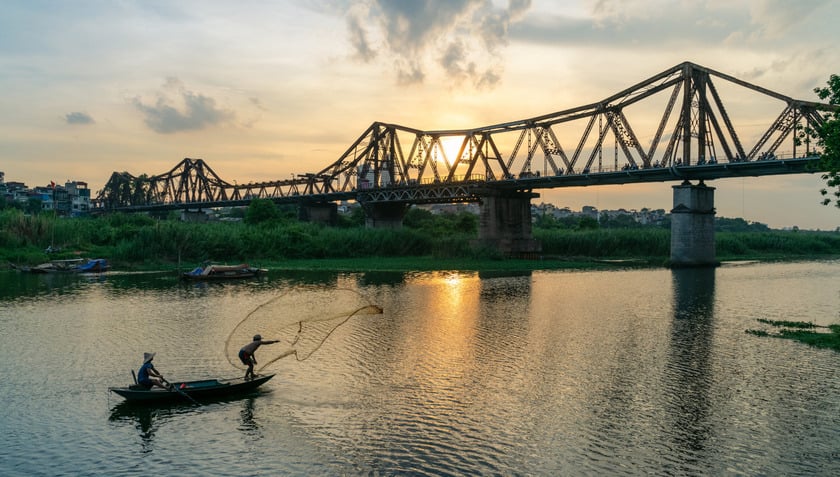 Cầu Long Biên được ví như “chứng nhân lịch sử”, nơi cùng Thủ đô Hà Nội trải qua bao thăng trầm, biến cố