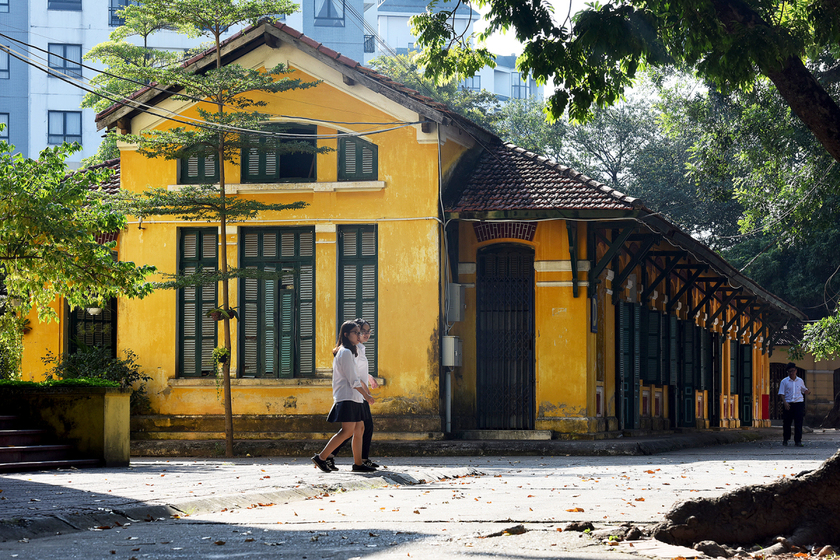 Nằm ven hồ Tây (Hà Nội), trường THPT Chu Văn An có 13 tòa nhà, trong đó rất nhiều tòa xây từ thời Pháp, đến nay vẫn sử dụng tốt