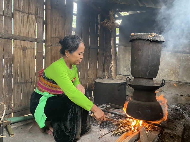 Ăn uống trong gia đình, người ta trò chuyện vui vẻ, hỏi thăm tế nhị, chúc tụng cởi mở