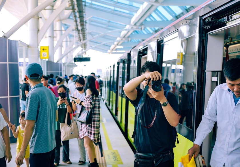 Đoàn tàu và nhà ga trở thành địa điểm check-in, tham quan, chụp hình lưu niệm của người dân Thủ đô những ngày gần đây