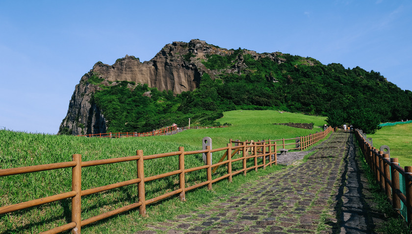 Đảo Jeju, viên ngọc quý của Hàn Quốc, đang ngày càng trở nên nổi tiếng với vẻ đẹp thiên nhiên hoang sơ và nền văn hóa độc đáo